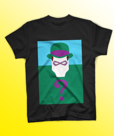 Uomo con capelli lunghi e tatuaggi indossa t-shirt nera con stampa DTF geometrica dell'Enigmista e punto interrogativo viola.
