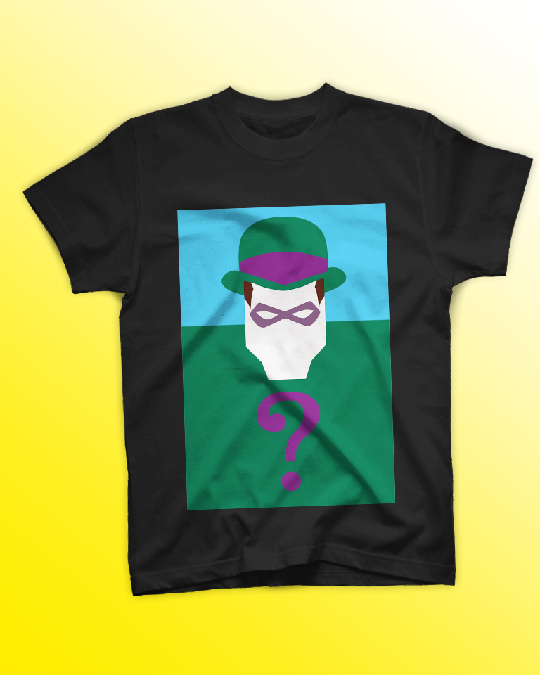 t-shirt-enigmista-riddler-pop-art-stampa-dtf.jpg Uomo con capelli lunghi e tatuaggi indossa t-shirt nera con stampa DTF geometrica dell'Enigmista e punto interrogativo viola.