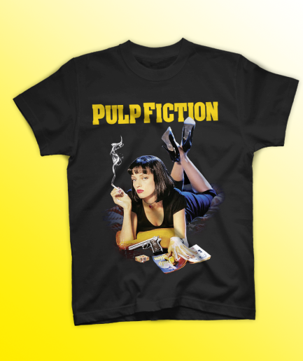 Donna indossa t-shirt nera con stampa DTF di Mia Wallace che fuma e logo Pulp Fiction giallo.