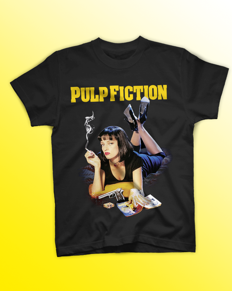 t-shirt-pulp-fiction-mia-wallace-stampa-dtf.jpg Donna indossa t-shirt nera con stampa DTF di Mia Wallace che fuma e logo Pulp Fiction giallo.