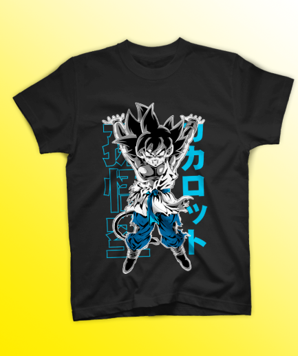 Donna indossa t-shirt nera con stampa DTF di Goku che carica la Genkidama e Kanji azzurri.