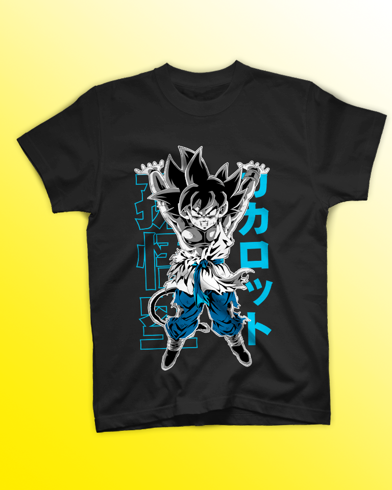 t-shirt-goku-genkidama-dragon-ball-stampa-dtf.jpg Donna indossa t-shirt nera con stampa DTF di Goku che carica la Genkidama e Kanji azzurri.