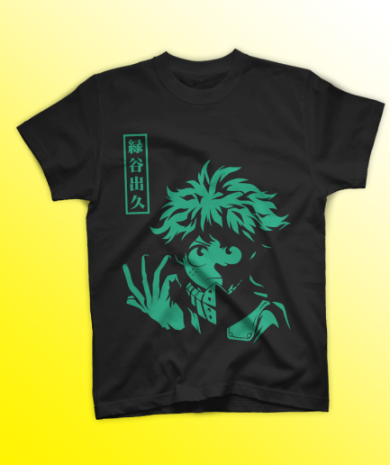 Ragazzo con capelli lunghi e tatuaggi indossa t-shirt nera con stampa DTF verde neon di Deku da My Hero Academia e scritte giapponesi.