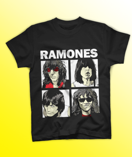 Ragazza con tatuaggi e lucchetto al collo indossa t-shirt nera con stampa DTF dei quattro membri dei Ramones e scritta bianca.