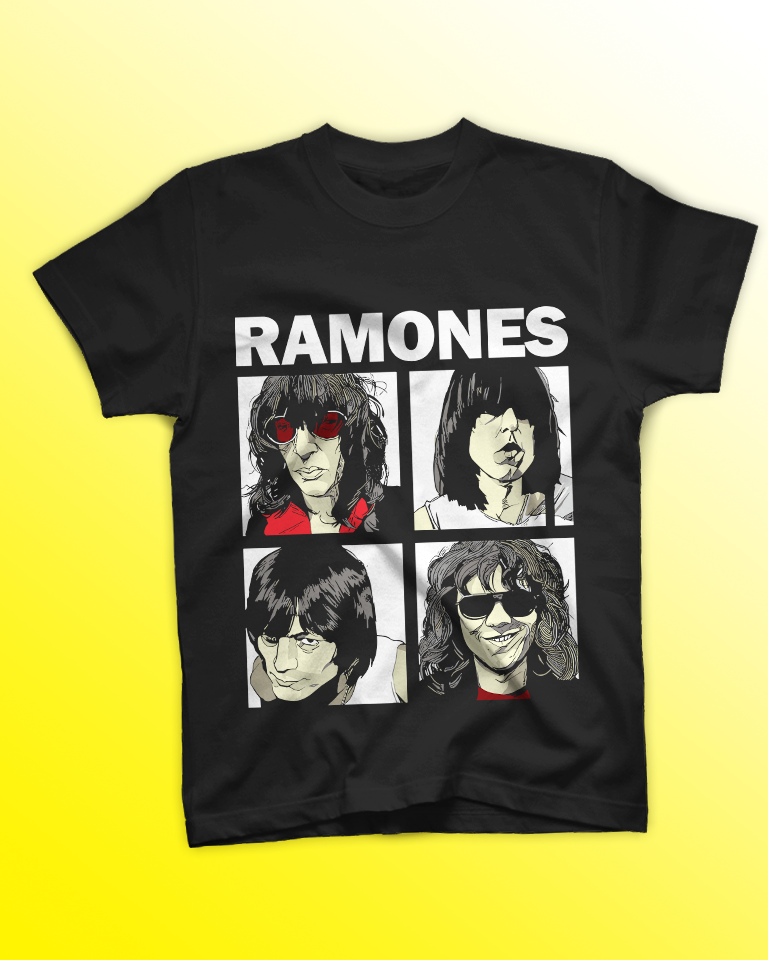 t-shirt-ramones-punk-rock-band-stampa-dtf.jpg Ragazza con tatuaggi e lucchetto al collo indossa t-shirt nera con stampa DTF dei quattro membri dei Ramones e scritta bianca.