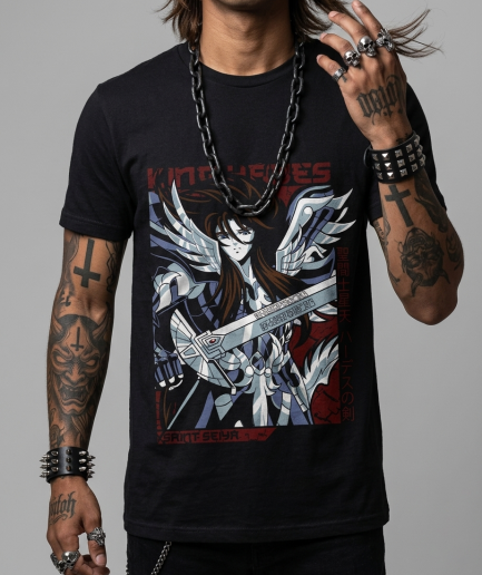 Uomo tatuato indossa t-shirt nera con stampa DTF di Hades con armatura ad ali spiegate e spada da Saint Seiya I Cavalieri dello Zodiaco.