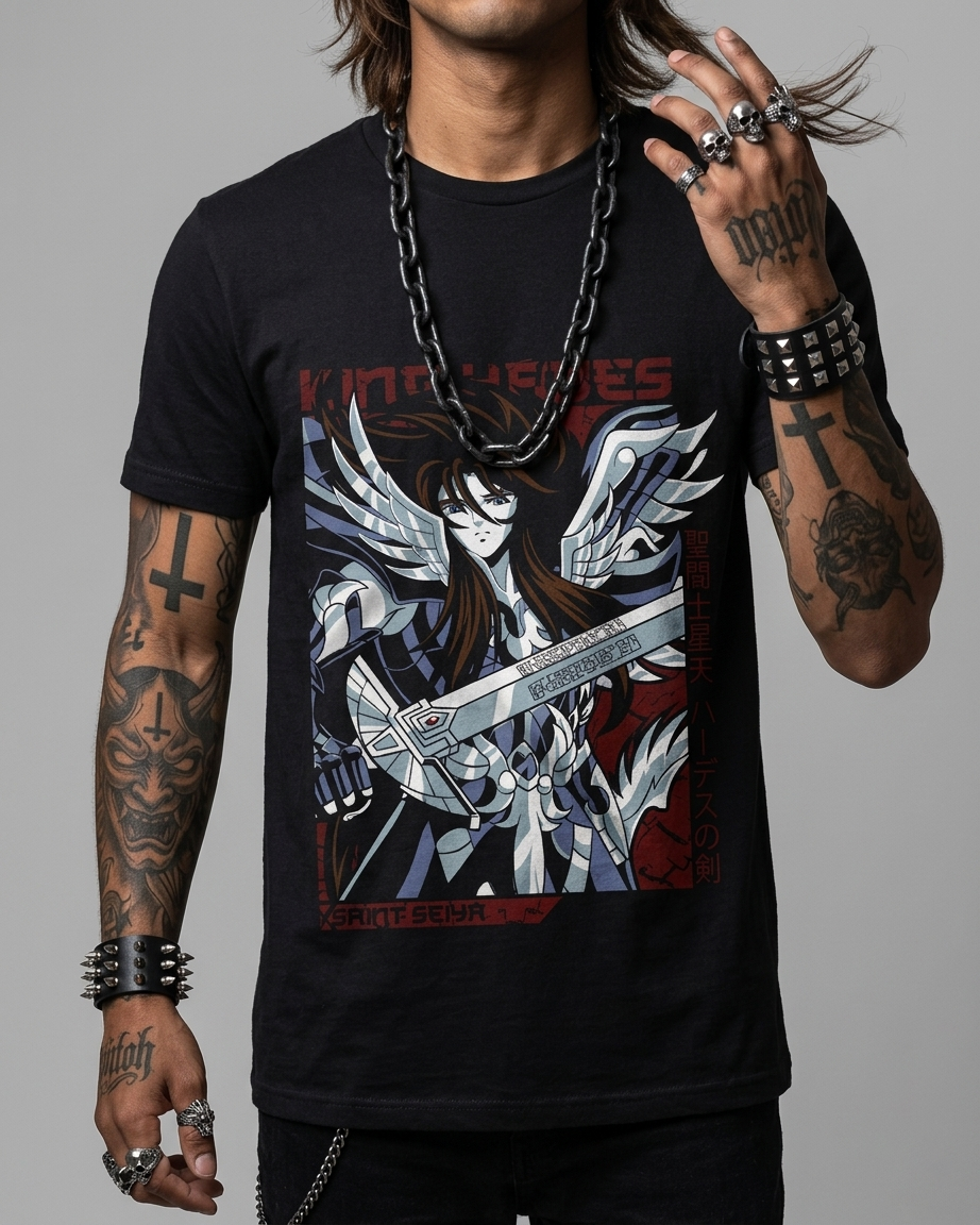 t-shirt-saint-seiya-hades-cavalieri-zodiaco-stampa-dtf.jpg Uomo tatuato indossa t-shirt nera con stampa DTF di Hades con armatura ad ali spiegate e spada da Saint Seiya I Cavalieri dello Zodiaco.