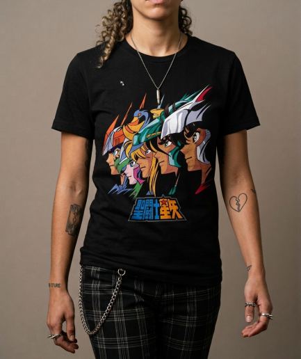 Ragazza con tatuaggio a cuore spezzato indossa t-shirt nera con stampa DTF dei cinque Cavalieri di Bronzo e logo di Saint Seiya.
