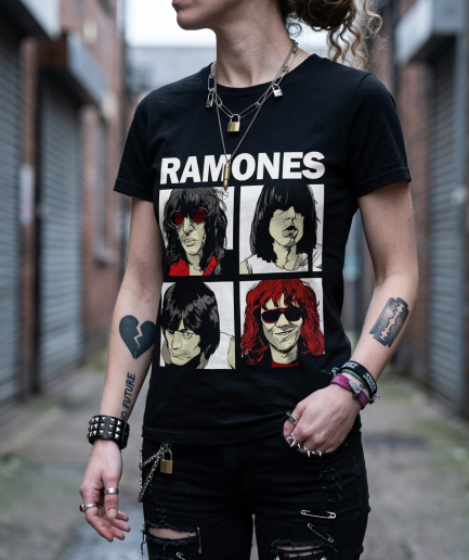 Ragazza con tatuaggi e lucchetto al collo indossa t-shirt nera con stampa DTF dei quattro membri dei Ramones e scritta bianca.