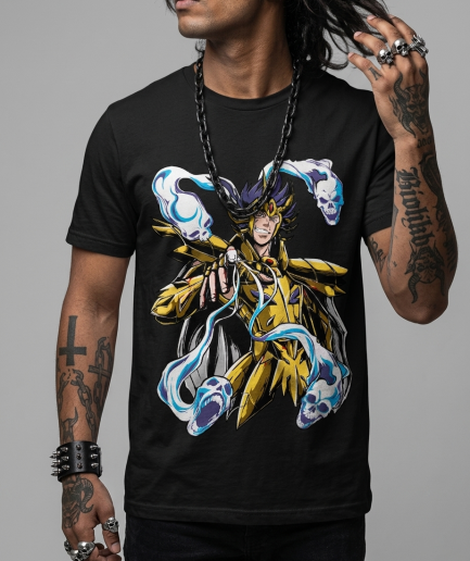 Uomo con anelli a teschio e bracciale borchiato indossa t-shirt nera con stampa DTF del Cavaliere d'Oro Cancer Deathmask circondato da teschi azzurri.
