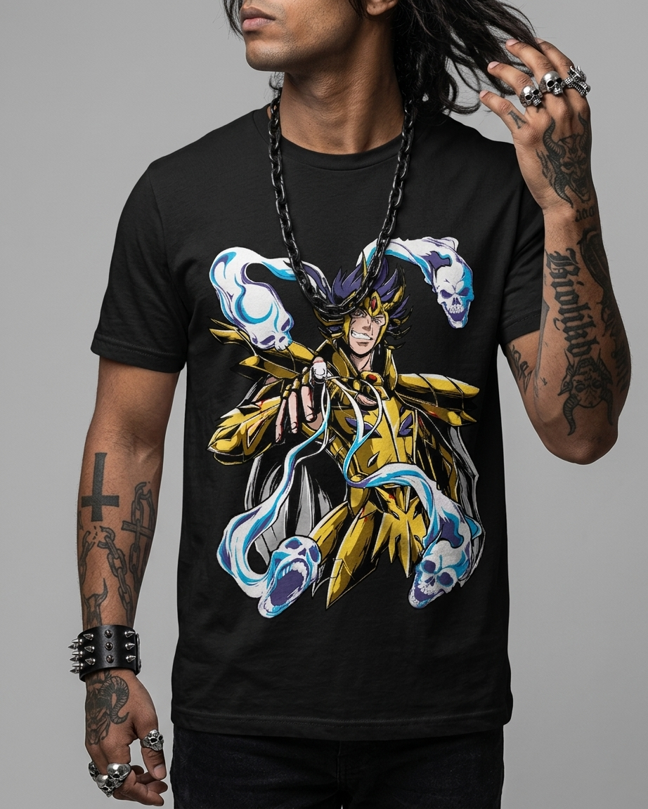 t-shirt-saint-seiya-cancer-deathmask-cavalieri-zodiaco-stampa-dtf.jpg Uomo con anelli a teschio e bracciale borchiato indossa t-shirt nera con stampa DTF del Cavaliere d'Oro Cancer Deathmask circondato da teschi azzurri.
