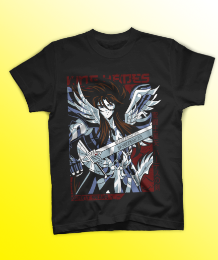 Uomo tatuato indossa t-shirt nera con stampa DTF di Hades con armatura ad ali spiegate e spada da Saint Seiya I Cavalieri dello Zodiaco.
