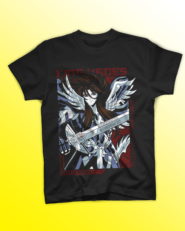 t-shirt-saint-seiya-hades-cavalieri-zodiaco-stampa-dtf.jpg Uomo tatuato indossa t-shirt nera con stampa DTF di Hades con armatura ad ali spiegate e spada da Saint Seiya I Cavalieri dello Zodiaco.