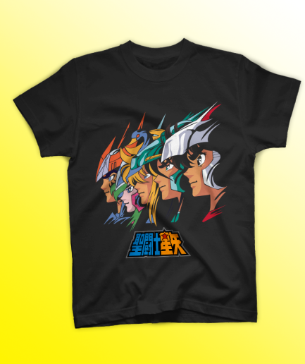 Ragazza con tatuaggio a cuore spezzato indossa t-shirt nera con stampa DTF dei cinque Cavalieri di Bronzo e logo di Saint Seiya.