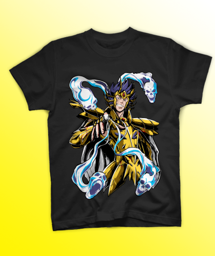 Uomo con anelli a teschio e bracciale borchiato indossa t-shirt nera con stampa DTF del Cavaliere d'Oro Cancer Deathmask circondato da teschi azzurri.
