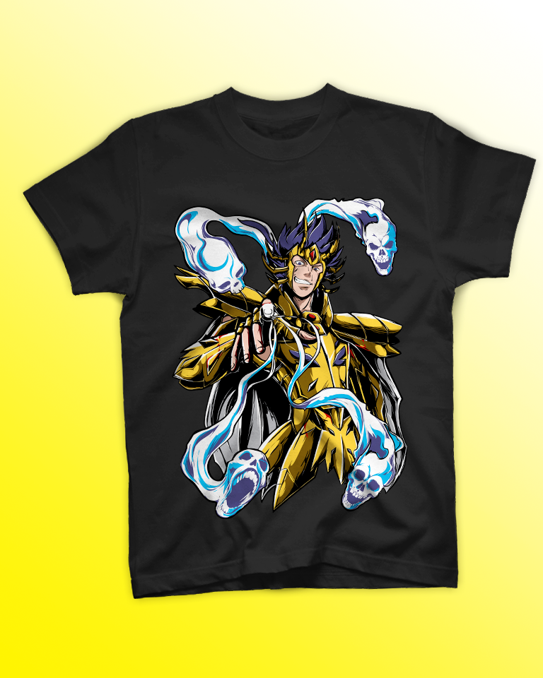 t-shirt-saint-seiya-cancer-deathmask-cavalieri-zodiaco-stampa-dtf.jpg Uomo con anelli a teschio e bracciale borchiato indossa t-shirt nera con stampa DTF del Cavaliere d'Oro Cancer Deathmask circondato da teschi azzurri.
